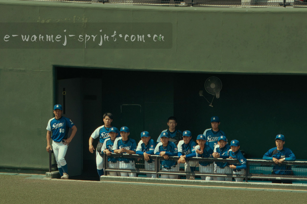 深色界面上排列的版本号与数据条，其中一条以青色高亮并标出延迟刻度